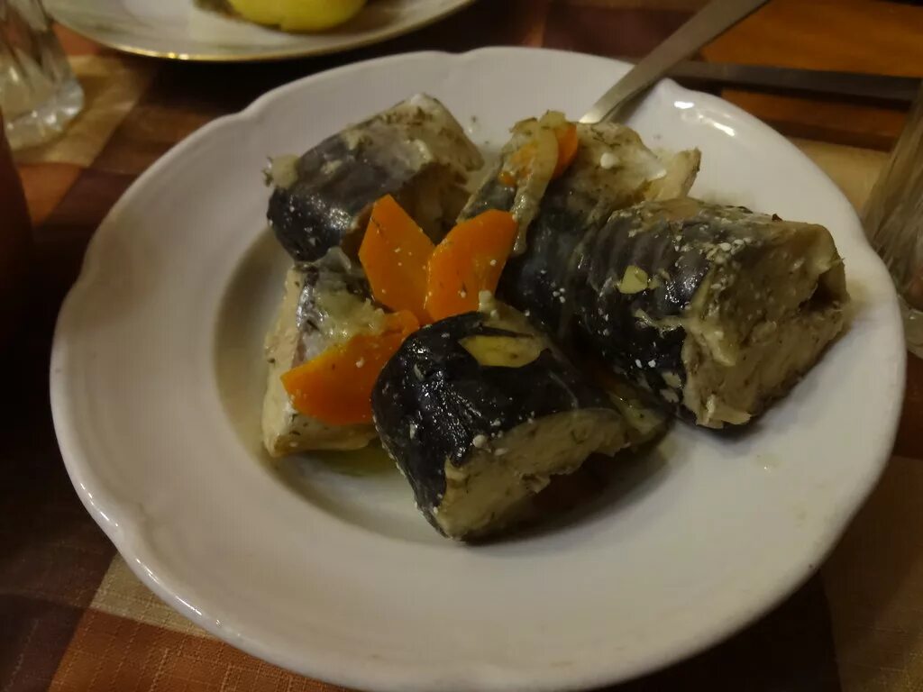 Скумбрия с овощами на сковороде рецепт. Скумбрия тушеная с морковью и луком. Скумбрия жареная с луком. Скумбрия с овощами на сковороде. Скумбрия тушеная с овощами.