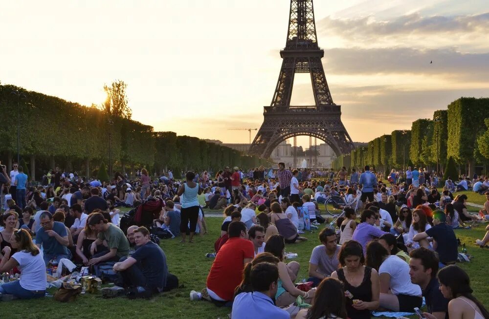 Сколько живет во франции. Пикник Марсово поле Париж. Туризм во Франции. Французы в Париже. Пикник во Франции.