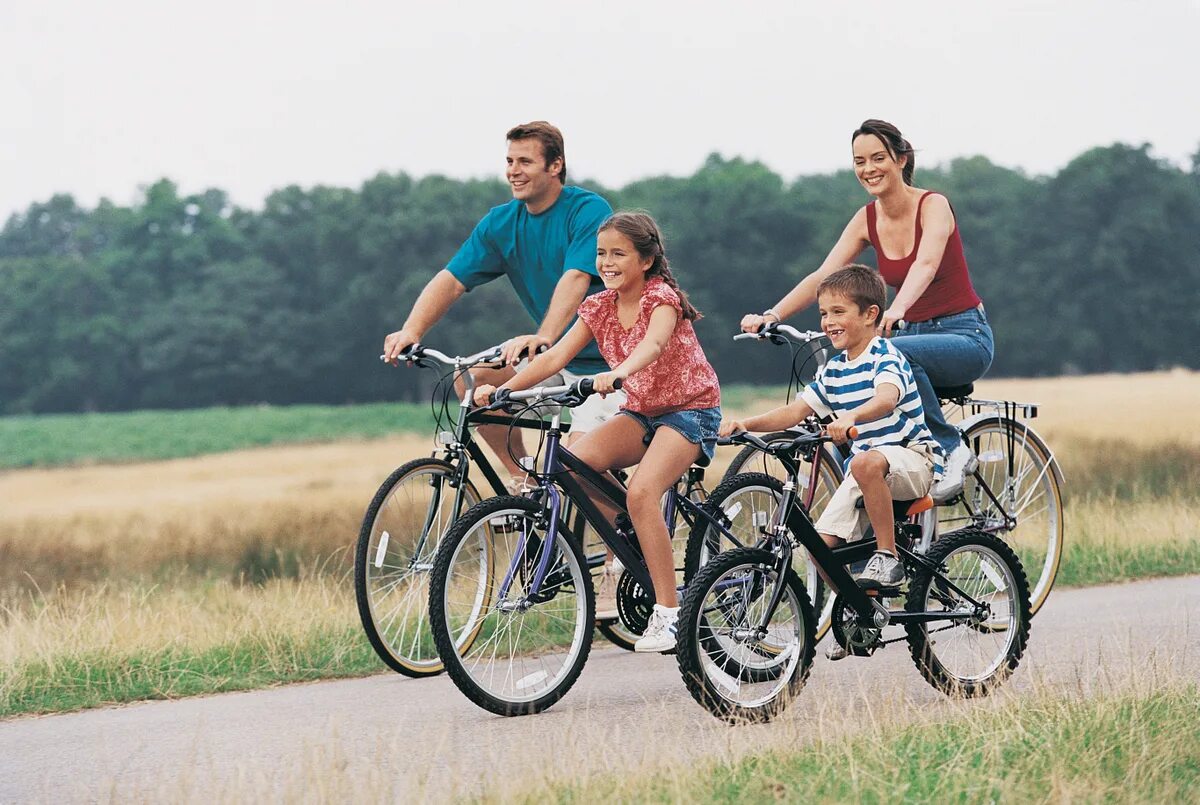 Путешествия образ жизни. Велосипеды для всей семьи. Семья на велосипедах. Семья катается на велосипедах. Времяпровождение с семьей.