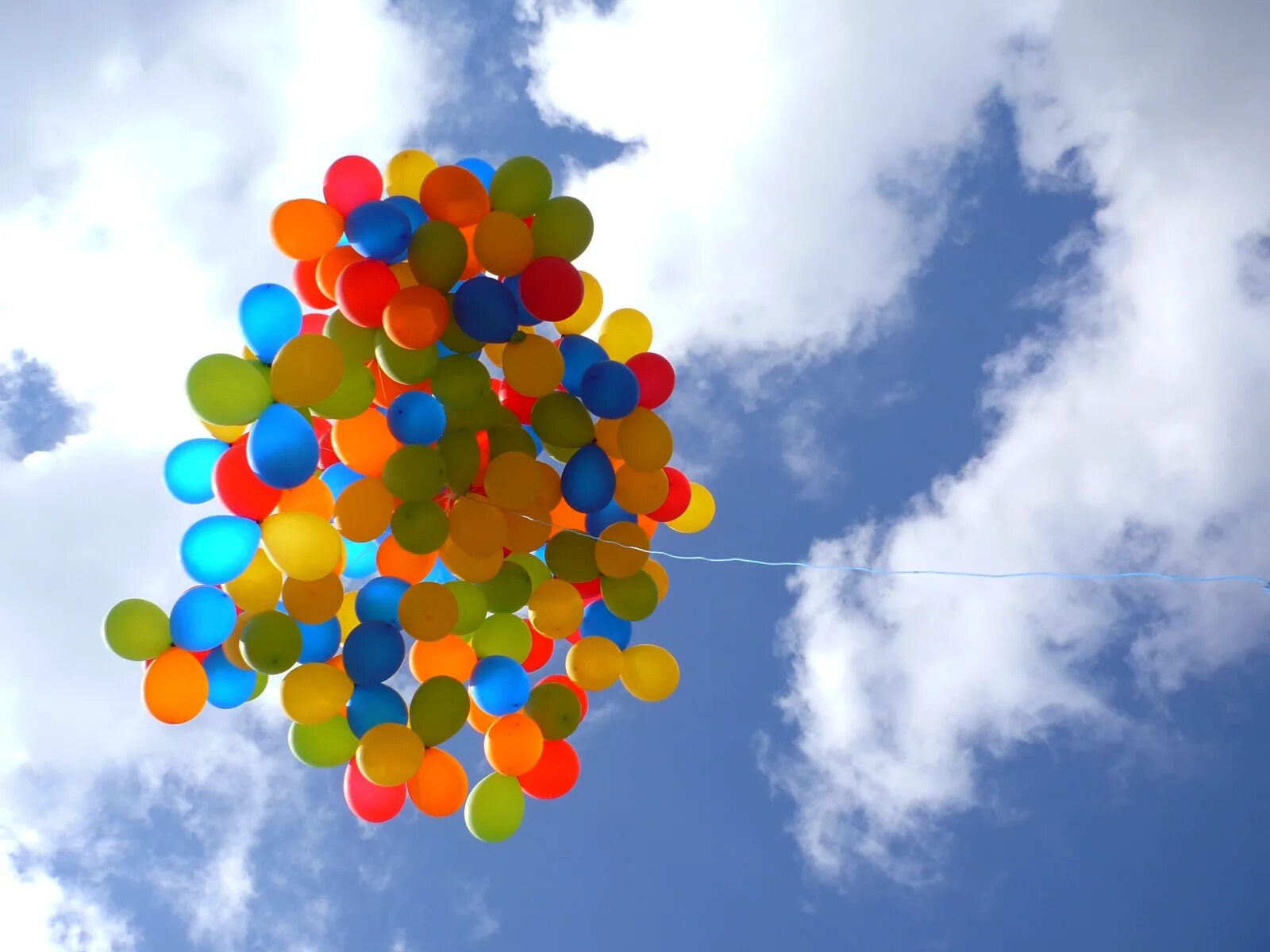 шары летят. шары в небе. воздушные шары. шары летят. воздушные шары в небе.