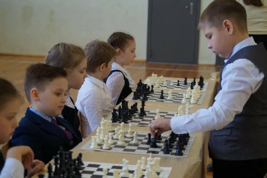 Шахматная школа в Ижевске на Пушкинской. Город Ижевск шахматная школа Созвездие. Шахматы среди школьников. Шахматное оборудование для школы. 35 школа новости