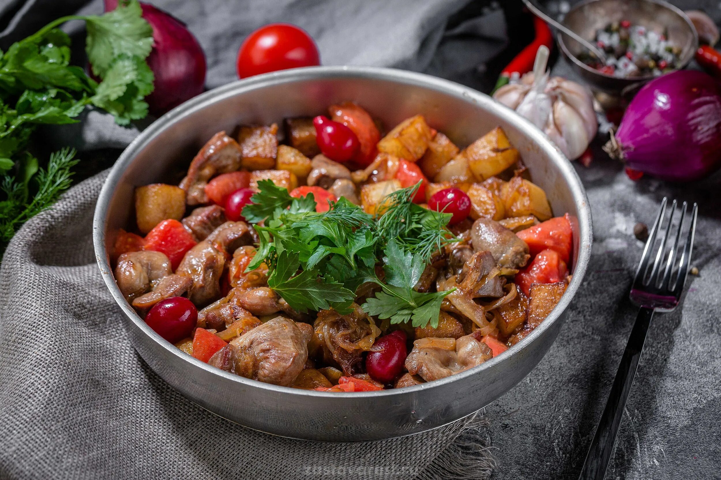 Куриные сердечки и желудки рецепт тушеные. Сердечки тушеные с овощами. куриные сердечки с овощами. куриные сердечки тушеные с овощами.