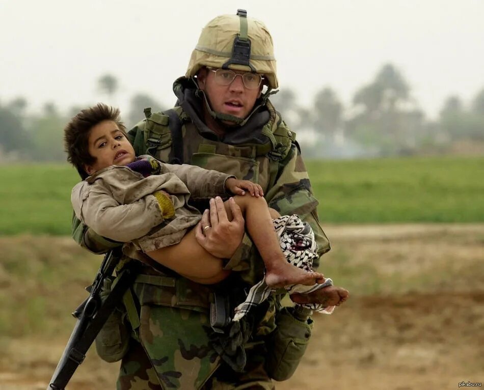 They carry he carries. Военный с ребенком. Русский солдат спасает ребенка. Раненый американский солдат.