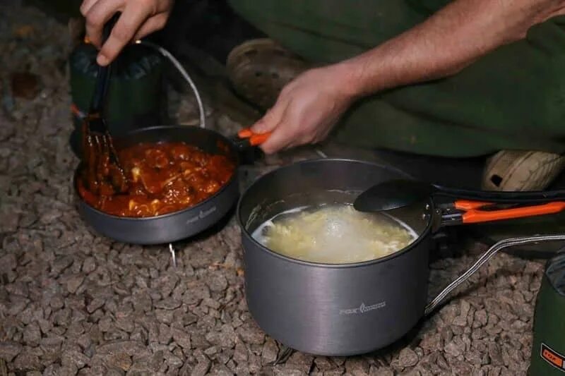 Что покушать на рыбалке. Что покушать на рыбалке. Еда на природу с ночевкой. Ужин на карповой рыбалке. Тормозок еда.