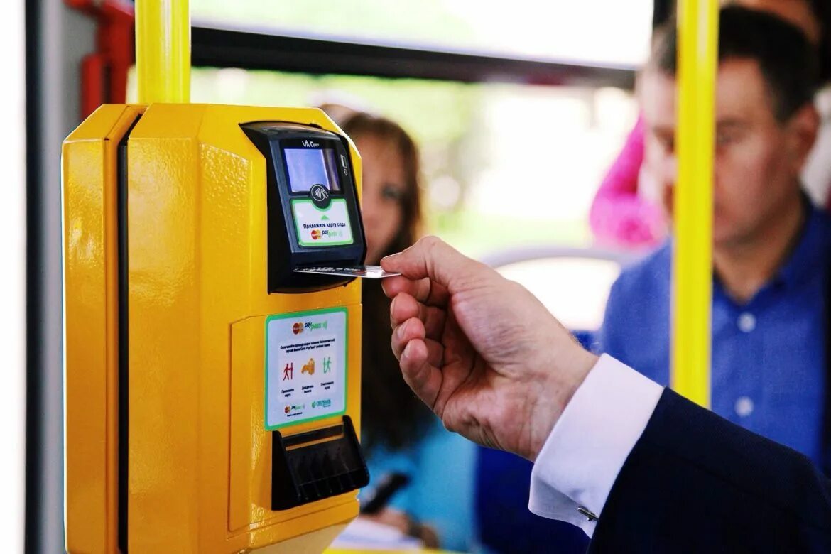 В трамваях можно оплачивать картой. Терминал оплаты в автобусе. Валидатор в общественном транспорте. Терминал валидатор. Валидатор в автобусе.