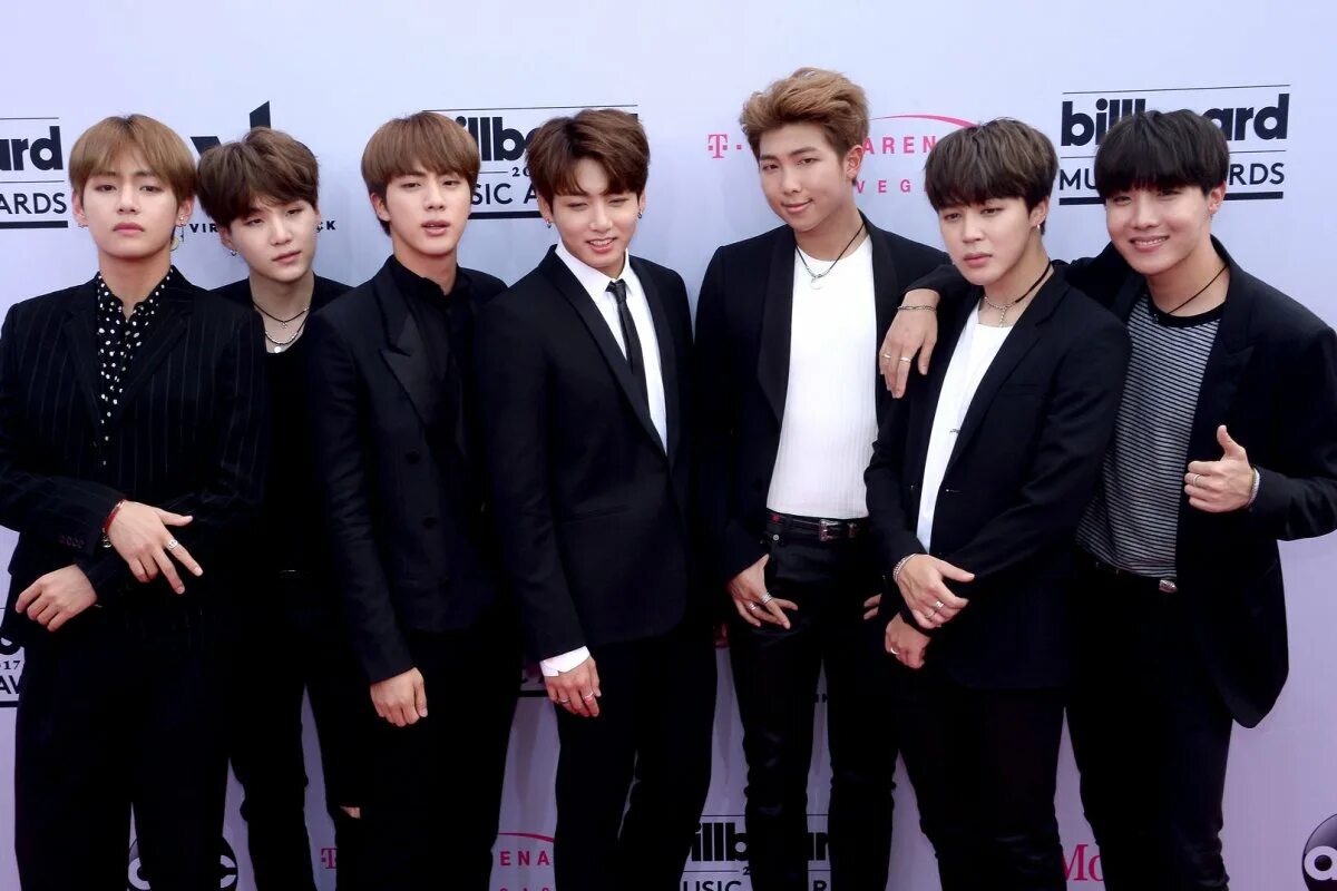 Кей поп группу bts. K-pop-бойз-бэнд bts. группа bts бой-бэнды республики корея. группа бтс корея ориентация. бойс бенд bts ориентация.