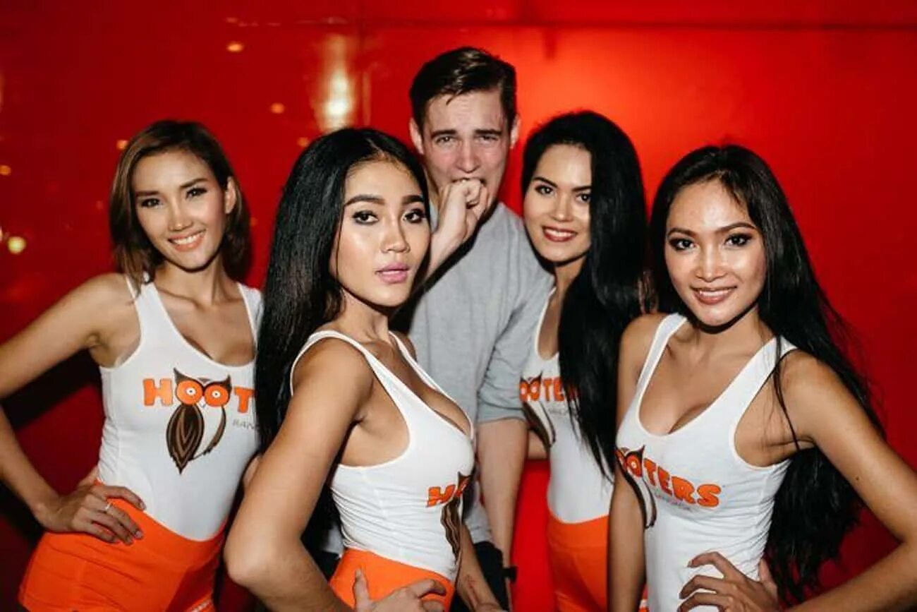 Бангкок девушки. Таиланд Hooters. Хутерс Тайланд. Hooters Pattaya. Бар Hooters в Паттайе.