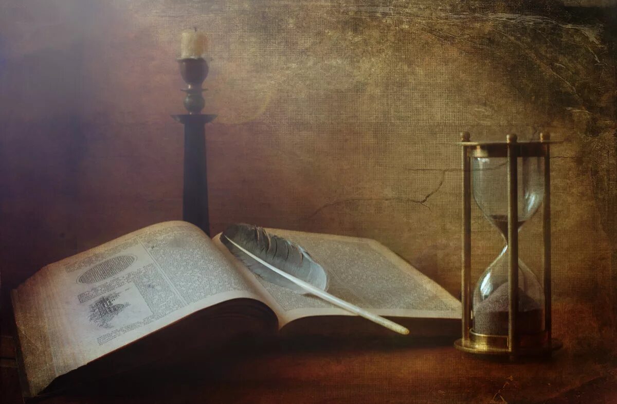 Стол писателя. Стол «книга». Пере час. Перо и бумага. Ноты и цветы.