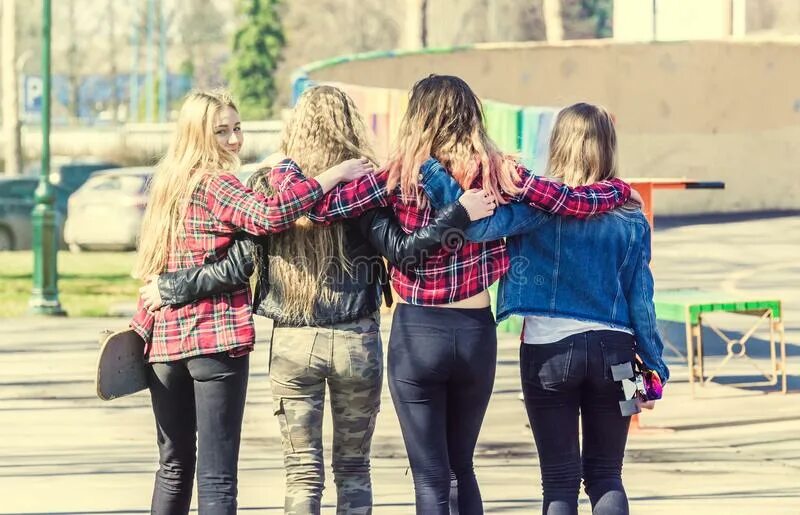 Четверо подруг исправьте ошибки. 4 подруги. подружки одноклассницы. картинка 4 подруги в обнимку.