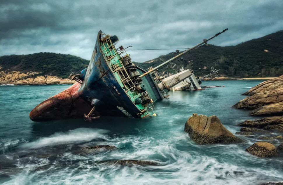 После крушения корабля. Сухогруз «Sunrise Orient» (Гонконг). Разбитый корабль. Морские катастрофы. Корабль и рифы.