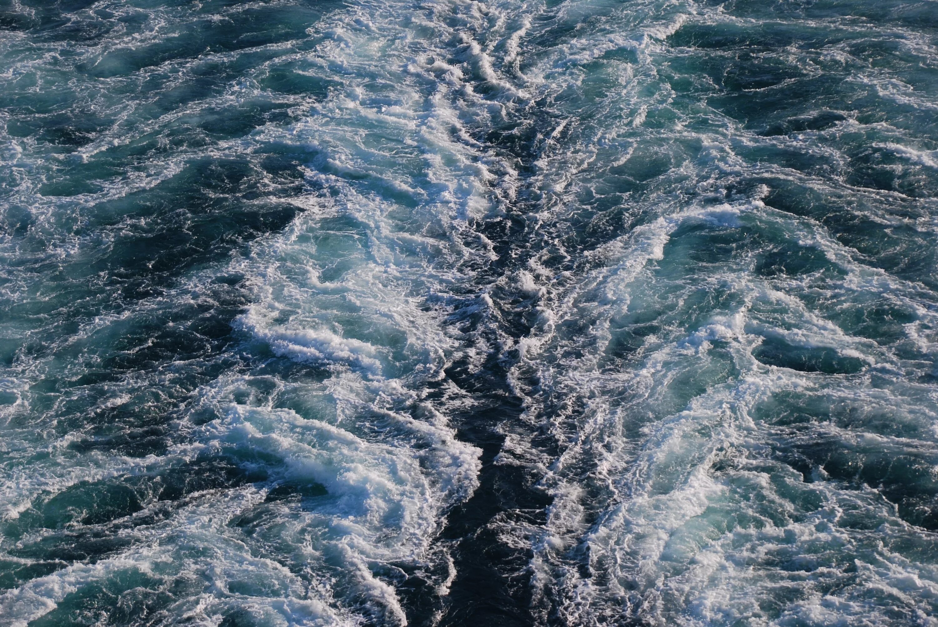 Как называется ветер океана. Средиземное море волны. Квадратные волны. Квадратные волны в океане. Перекрестные волны в океане.