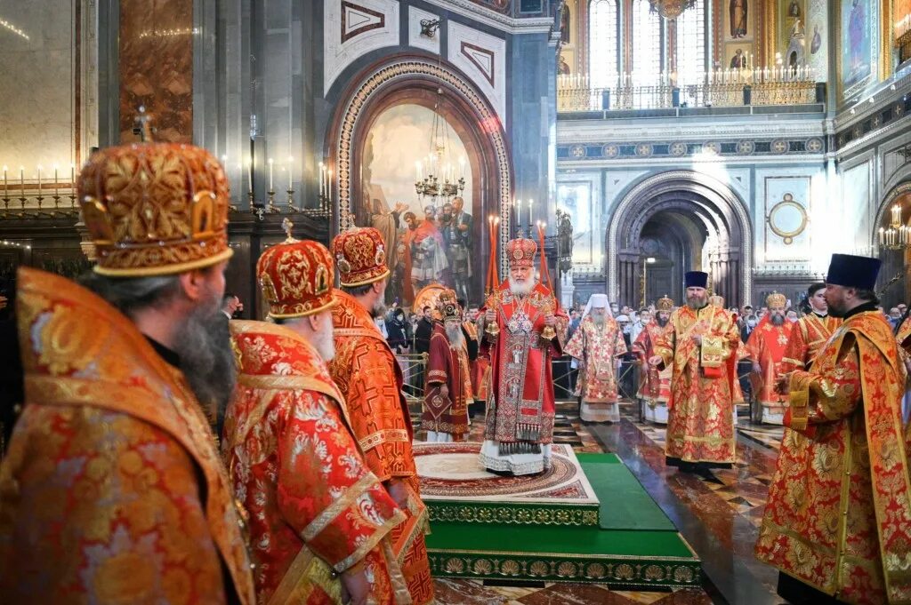 Литургия картинки. Служба в храме христа во сколько. Патриарх кирилл прощеное воскресенье. Пасхальная заутреня богослужение. Трон патриарха в храме христа спасителя.