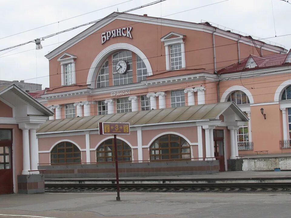 Брянск железная дорога. Железнодорожный вокзал Брянск-Орловский, Брянск. Станция Брянск Орловский ЖД. Брянск вокзал Брянск Орловский. Город Брянск ЖД вокзал Брянска Орловский.