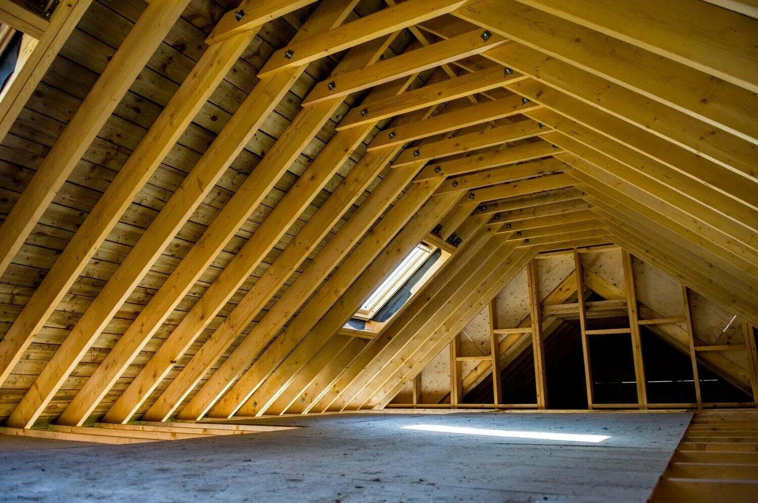 отделка мансарды мдф панелями. отделка спальни в мансарде. масло мансарды. спальня на мансарде. спальня с мансардной крышей.