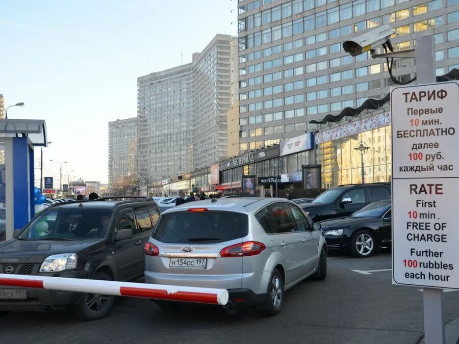 Почему парковки платные. Парковка на Арбате. Паркинги на МКАДЕ. Платная парковка в Москве. Платная парковка Арбат.