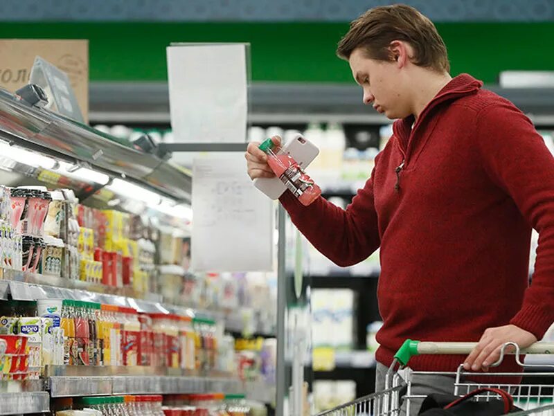 Качество товара роспотребнадзор. Маркировка продуктов. маркировка товара в магазине. маркированные товары. маркируют товар в магазине.