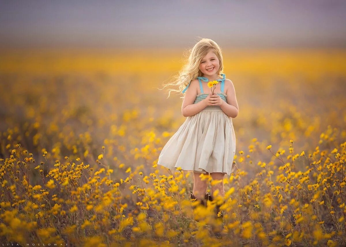 Девушка солнце радость. Девичьи радости. Солнце радость. Счастливый ребенок. Девочка в поле радость.