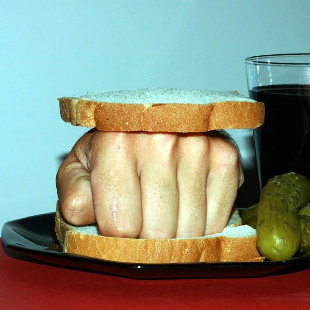 Аналогично фото. Смешные бутерброды. Бутерброд в руке. Бутерброд прикол. Творческий бутерброд.