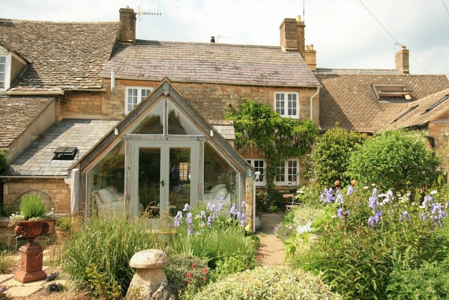 Английские домики с садом каменный Джейн Остен. Cottage дом в Англии. Англия деревня кэмбэлфорд ланшадф садов. Стиль Нео-Тюдор. Английский дом купить