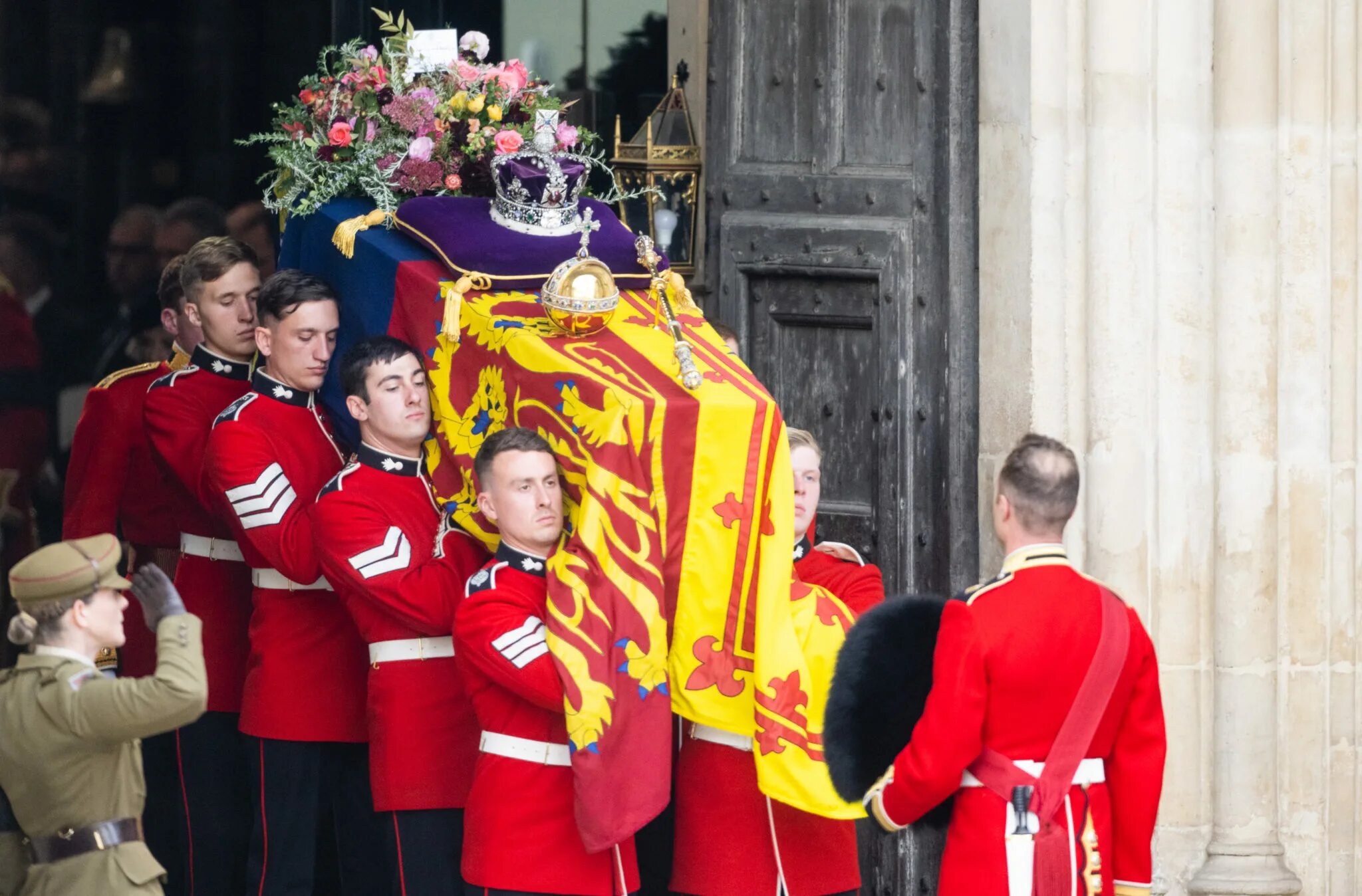 Кто умер в королевской семье. Похороны королевы Елизаветы 2022. Похороны Елизаветы 2 королевы. Вестминстерское аббатство отпевание Елизаветы.