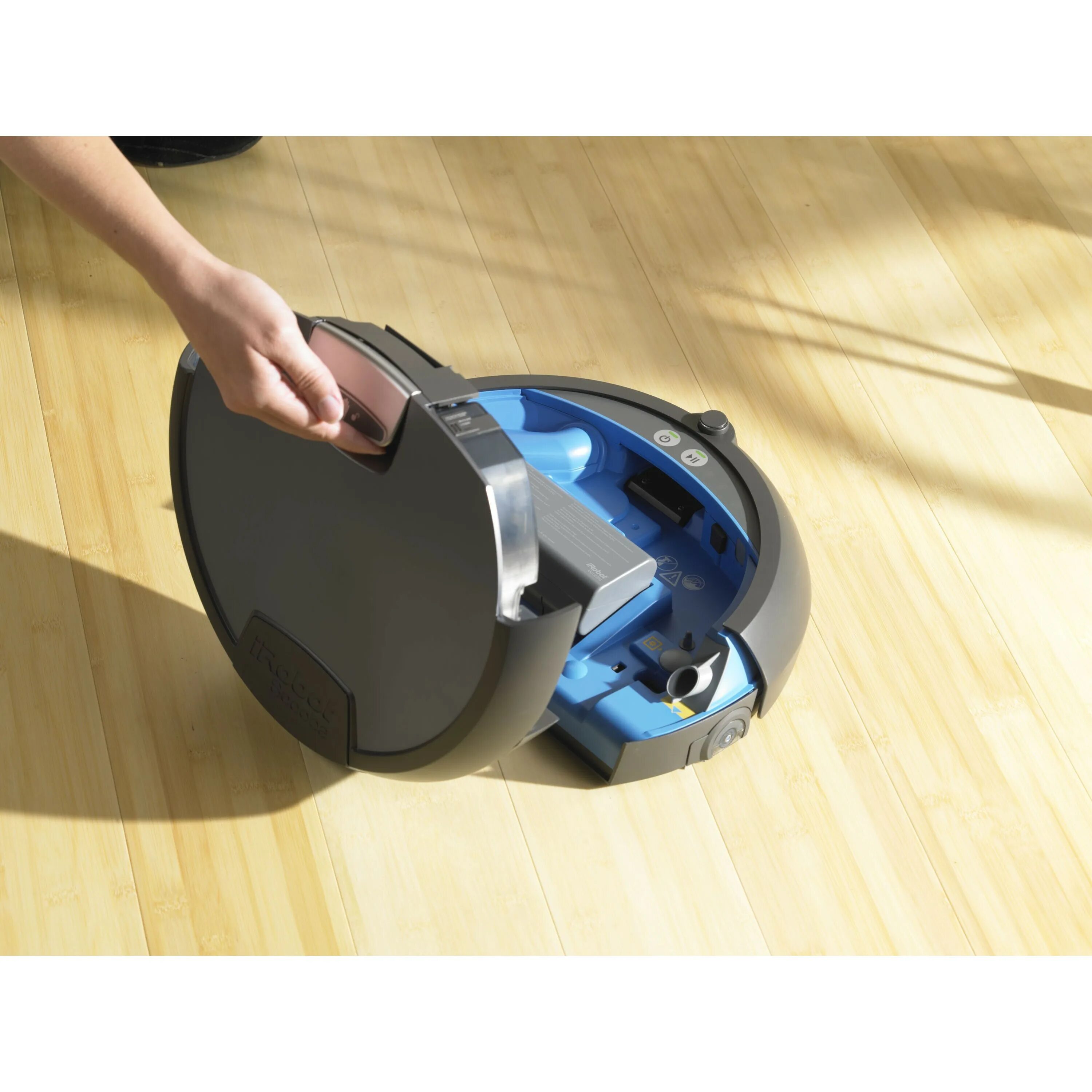 Робот пылесос с влажной уборкой с пультом. Scooba 390. IROBOT Scooba. IROBOT Scooba моющий. IROBOT Roomba Scooba 230.