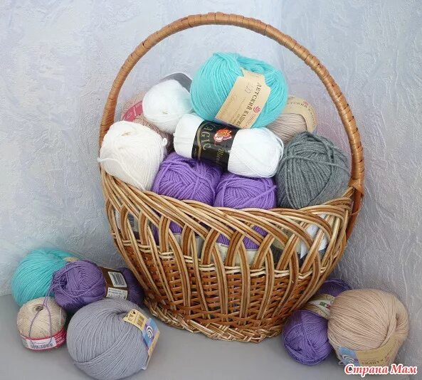 набор для пряжи старый. букет из клубков пряжи. подарок для рукодельницы. коробка для пряжи для вязания. крючок и пряжа.