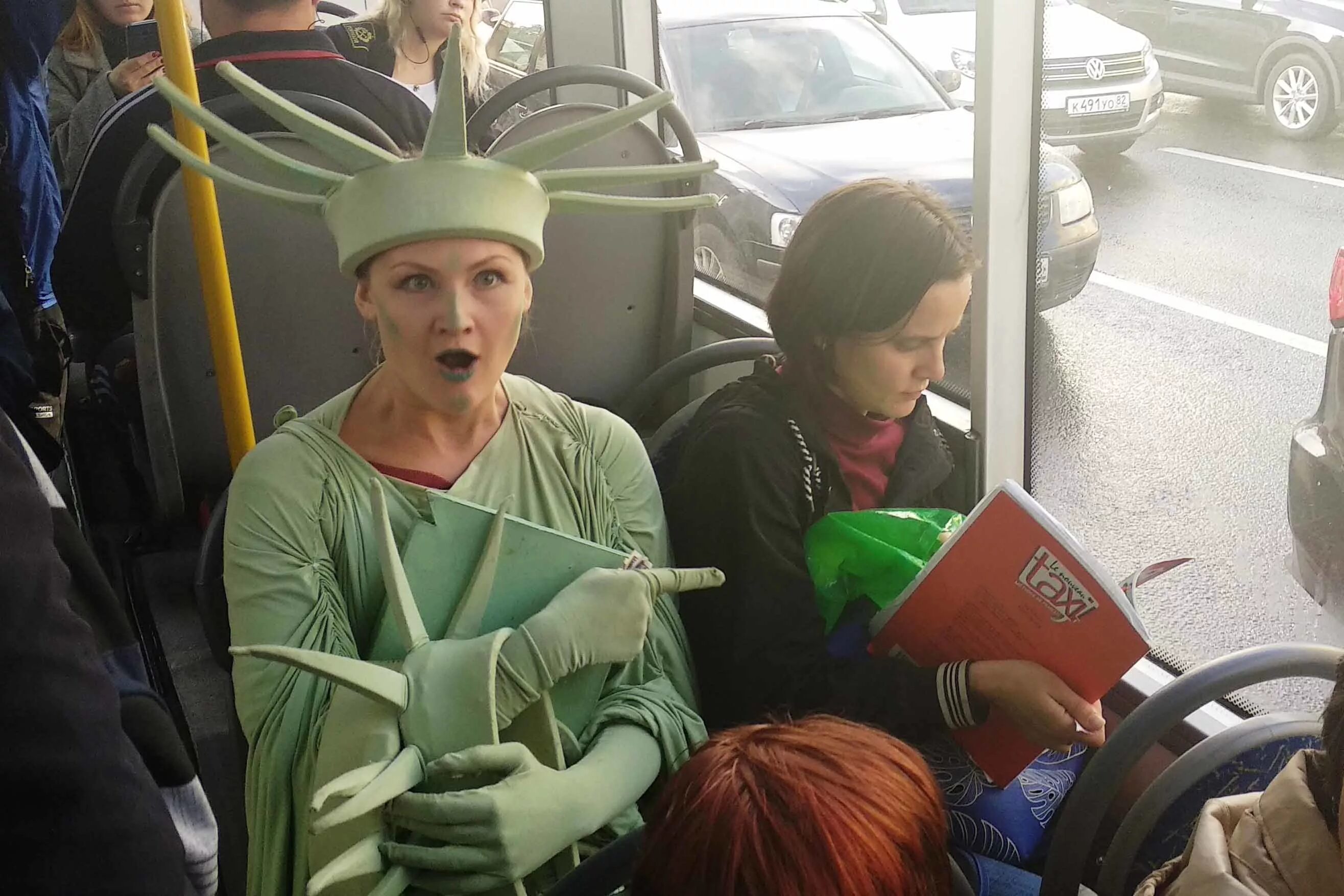 Пассажиры фильм 2016. Автобус для детей. День рождения троллейбуса. Самолет с пассажиром. Парень и девушка в самолете.