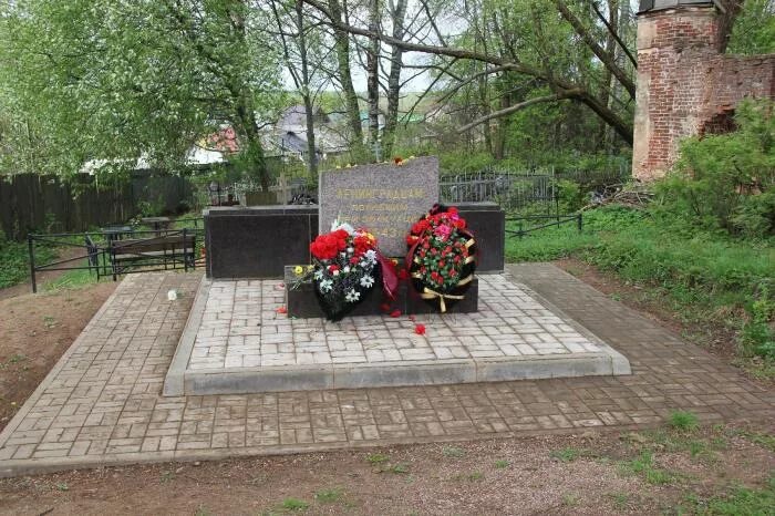 Тихвин захоронения. Тихвин захоронения. Братское кладбище тихвин. Тихвин захоронения. Тихвин захоронения.