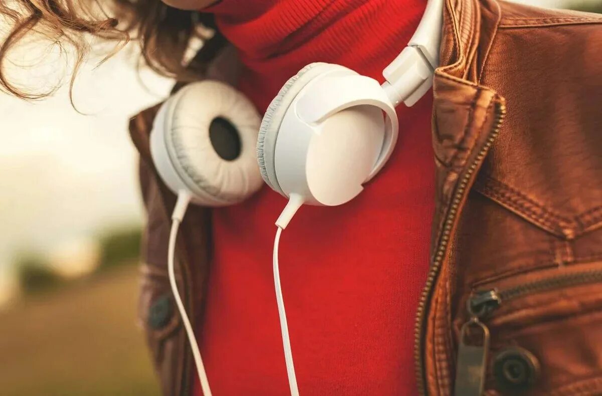 Послушать любимую музыку. Наушники. Наушники на человеке. Наушники подростковые. Красивые наушники.
