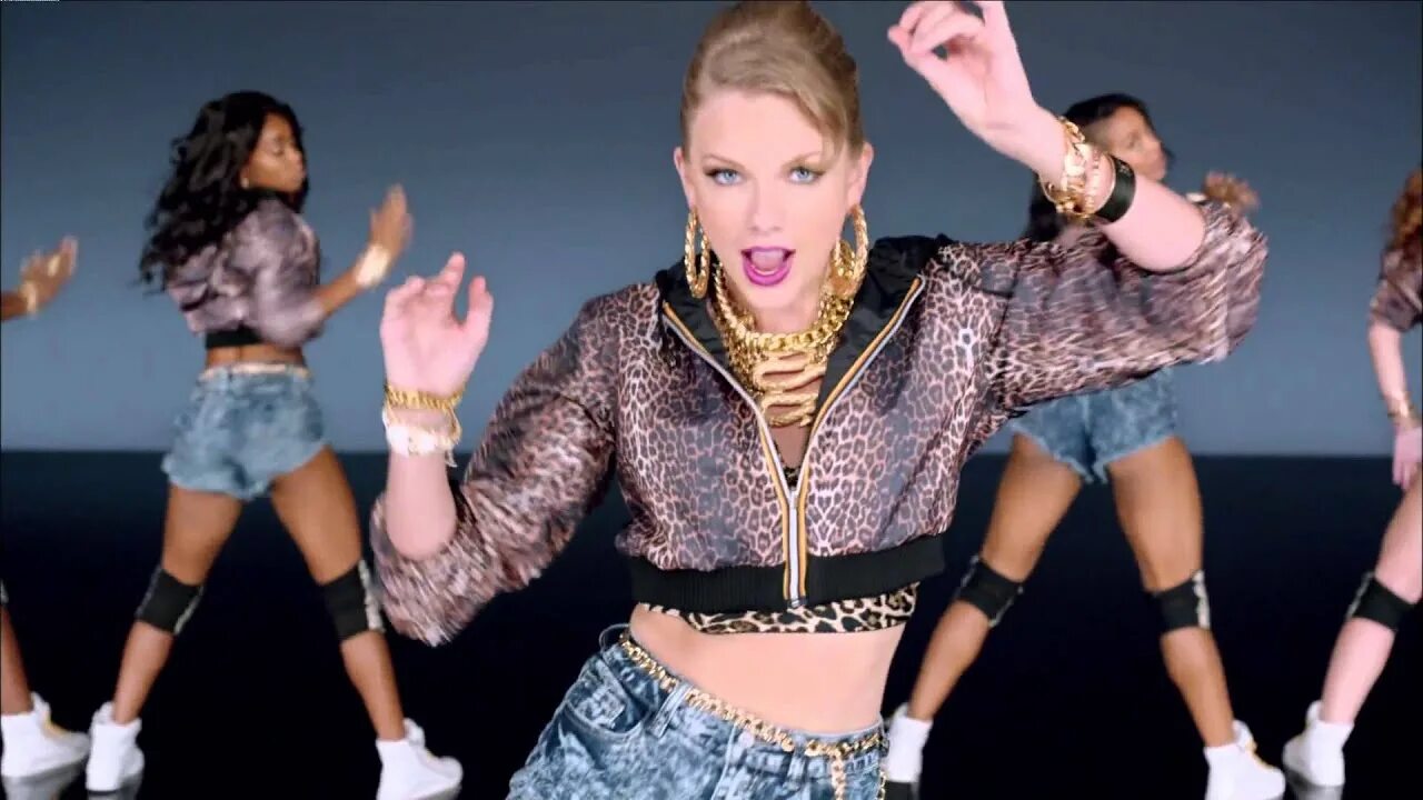 Шейк тейлор. Тейлор Свифт Shake it off. Тейлор Свифт с группой. Клип Shake it off. Клип Shake Shake.