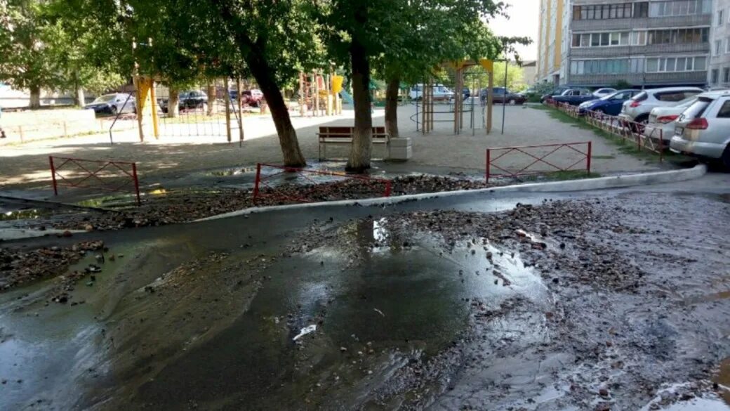 Прорыв воды. Водой затопило двор. Улица двор. Барнаул Барнаул затопило.