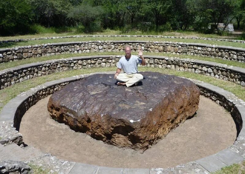 Гоба. Метеорит Гоба Намибия. Самый большой метеорит. Самый большой Железный метеорит. Самый большой метеорит в истории.