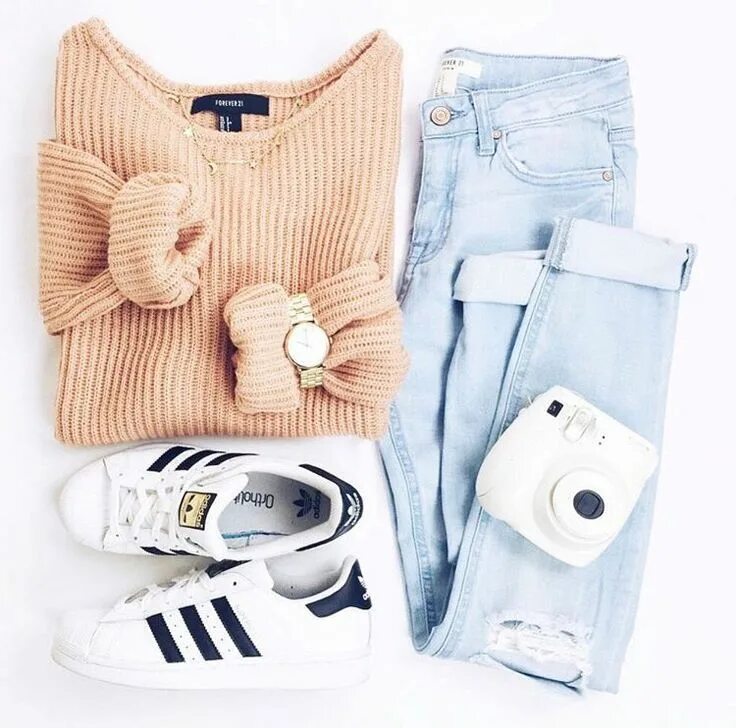 Раскладка фэшн. Предметная съемка одежды. Стиль флэт лэй. Коллаж одежды. Флетлей одежда.