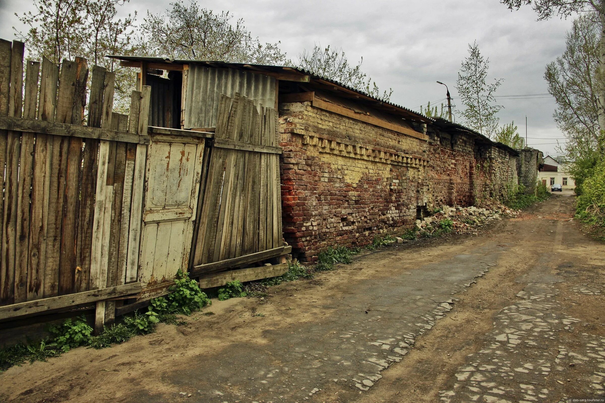 Задворки фото. Старый дом. Задворки казани. Задворки города. Почаинская 19 нижний новгород.