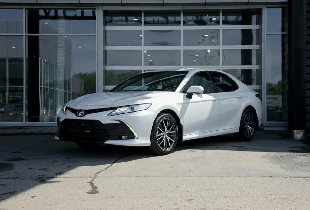 Toyota camry 2022 года. тойота камри белая 2022 года. тойота белая 2022. Toyota camry 2022. Toyota camry 2022 год бизнес-класс москва.