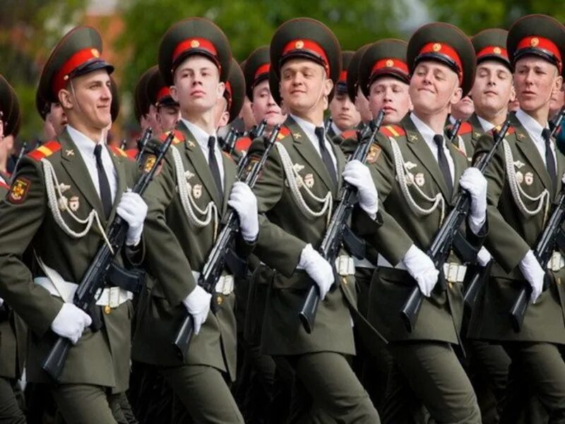 Песня солдаты на парад. Солдаты на параде. Строй солдат на параде. Солдаты в строю. Солдаты России.