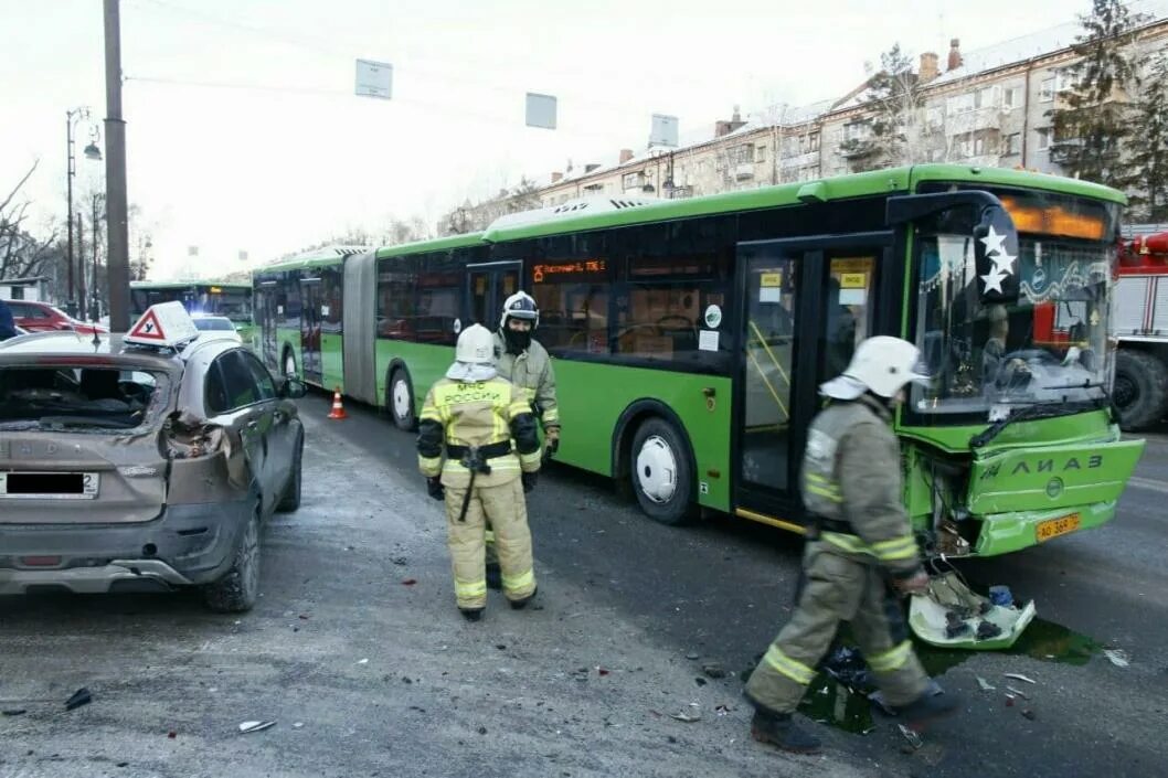 25 ноября тюмень. Авария маршрутки в Тюмени. 25 Автобус Тюмень.