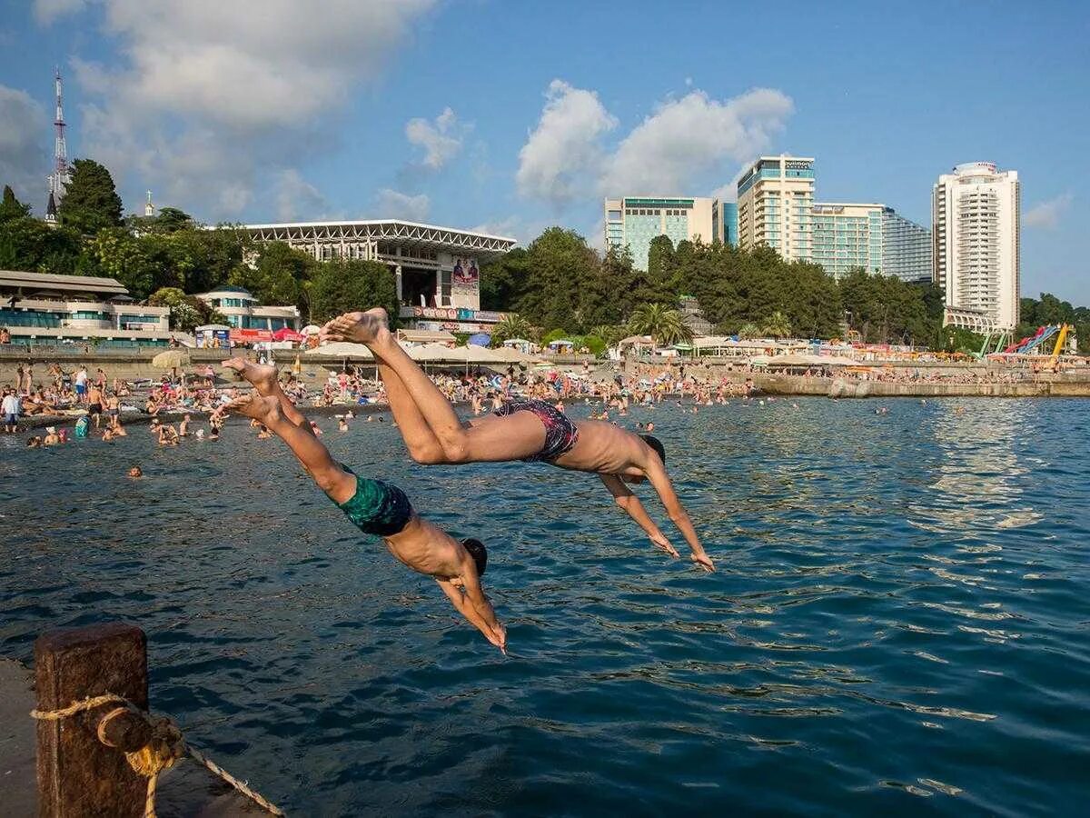 Июнь купаются ли в сочи. Купание в море. Пляж люди купаются. Отдыхающие в Сочи. Купаться в море Сочи.