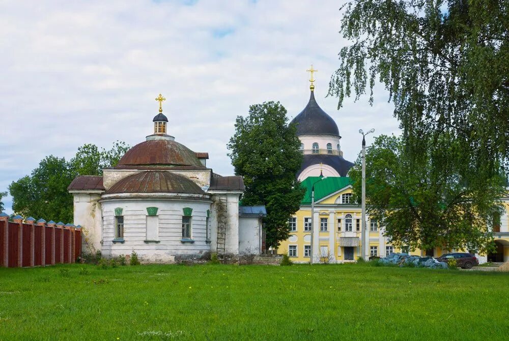 Монастыри тверской области фото. Христорождественский монастырь. Церковь Троицы Живоначальной Тверь. Христорождественский храм Тверь. Больничная Троицкая Церковь Тверь.