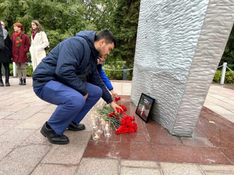 Журавли в память о погибших в теракте. Монумент памяти погибших. Террористический акт в Ижевске. Мемориал памяти погибших.