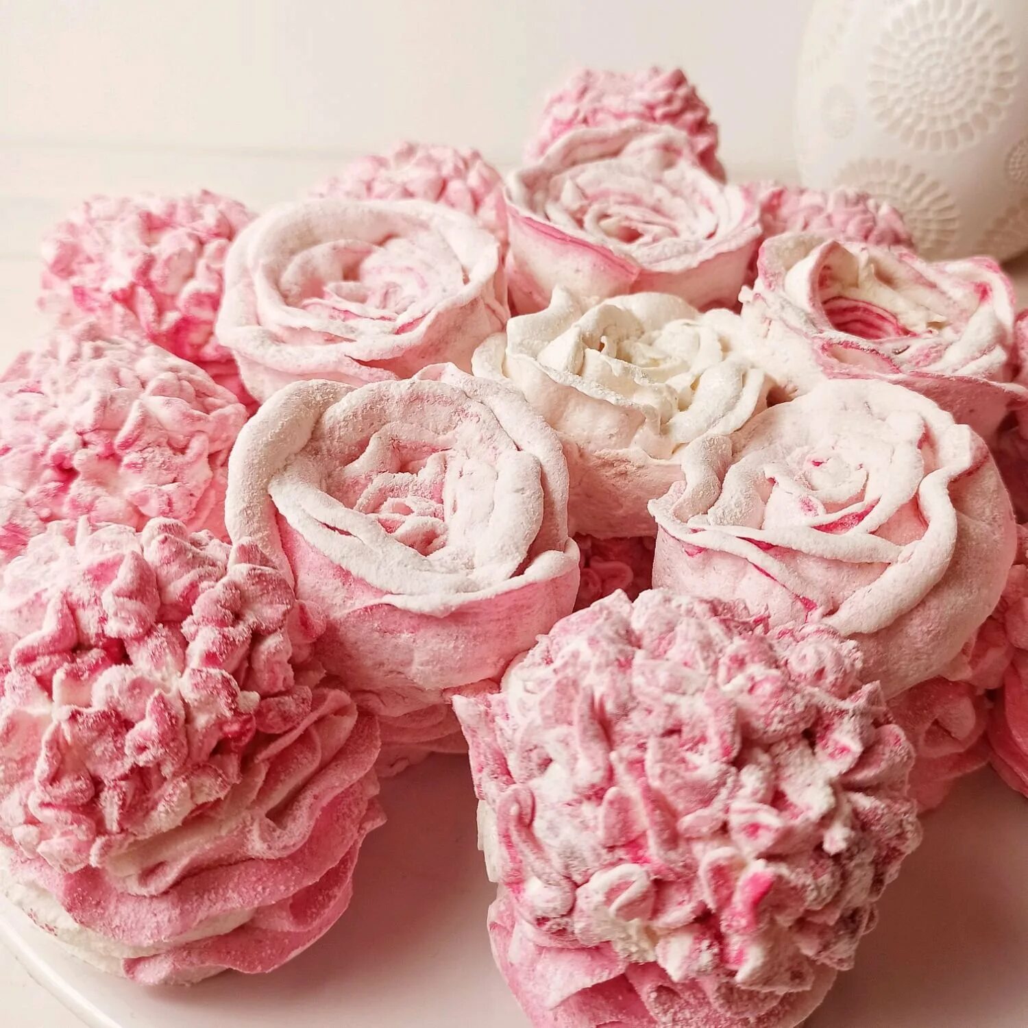 8 из зефира. безе в виде цветочка. меренга цветочки. украшения из меренги. 8 из зефира.