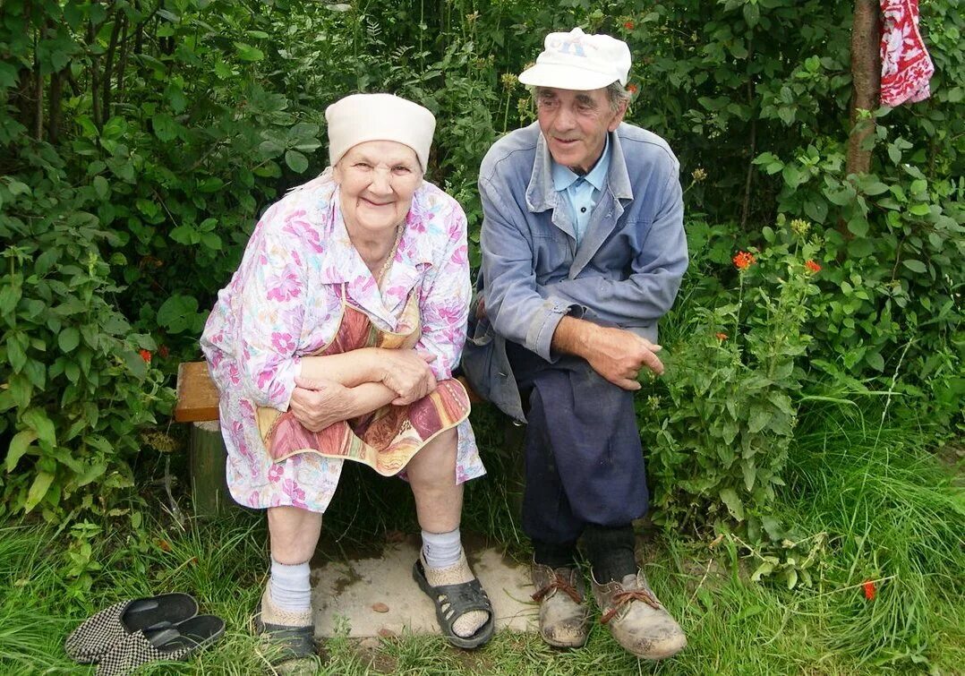 Бабушка село. Пенсионеры на даче. Старики в деревне. Бабушка и дедушка в деревне. Деревенские люди.