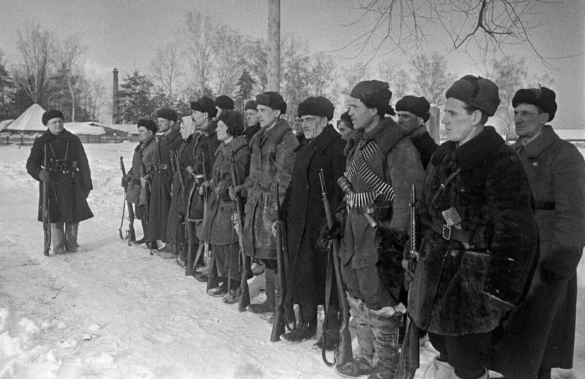 Гонит строй. Партизаны Подмосковья 1941-1942. Партизаны 1941 года. Партизанские отряды ВОВ.