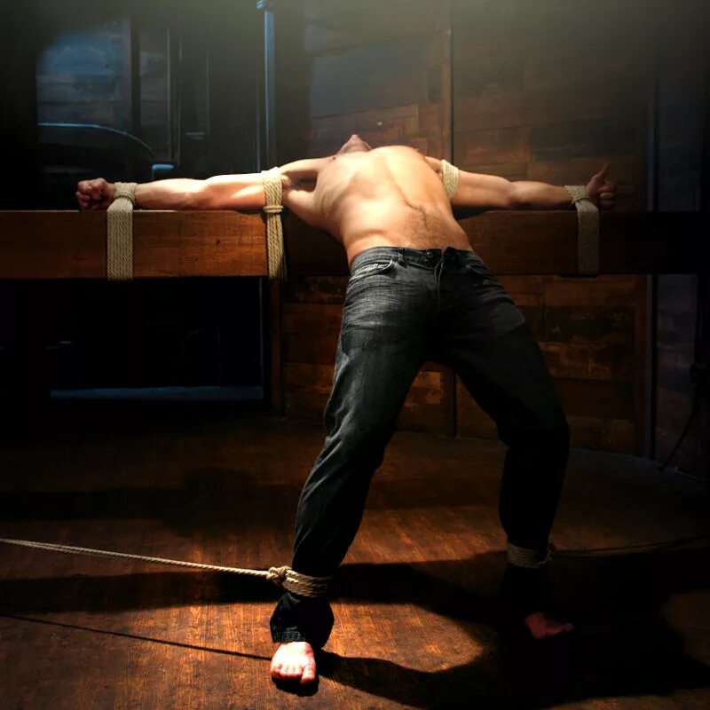 Привязанный раб. Раб на цепи. Связанный парень. Связанный парень. Парень в цепях.