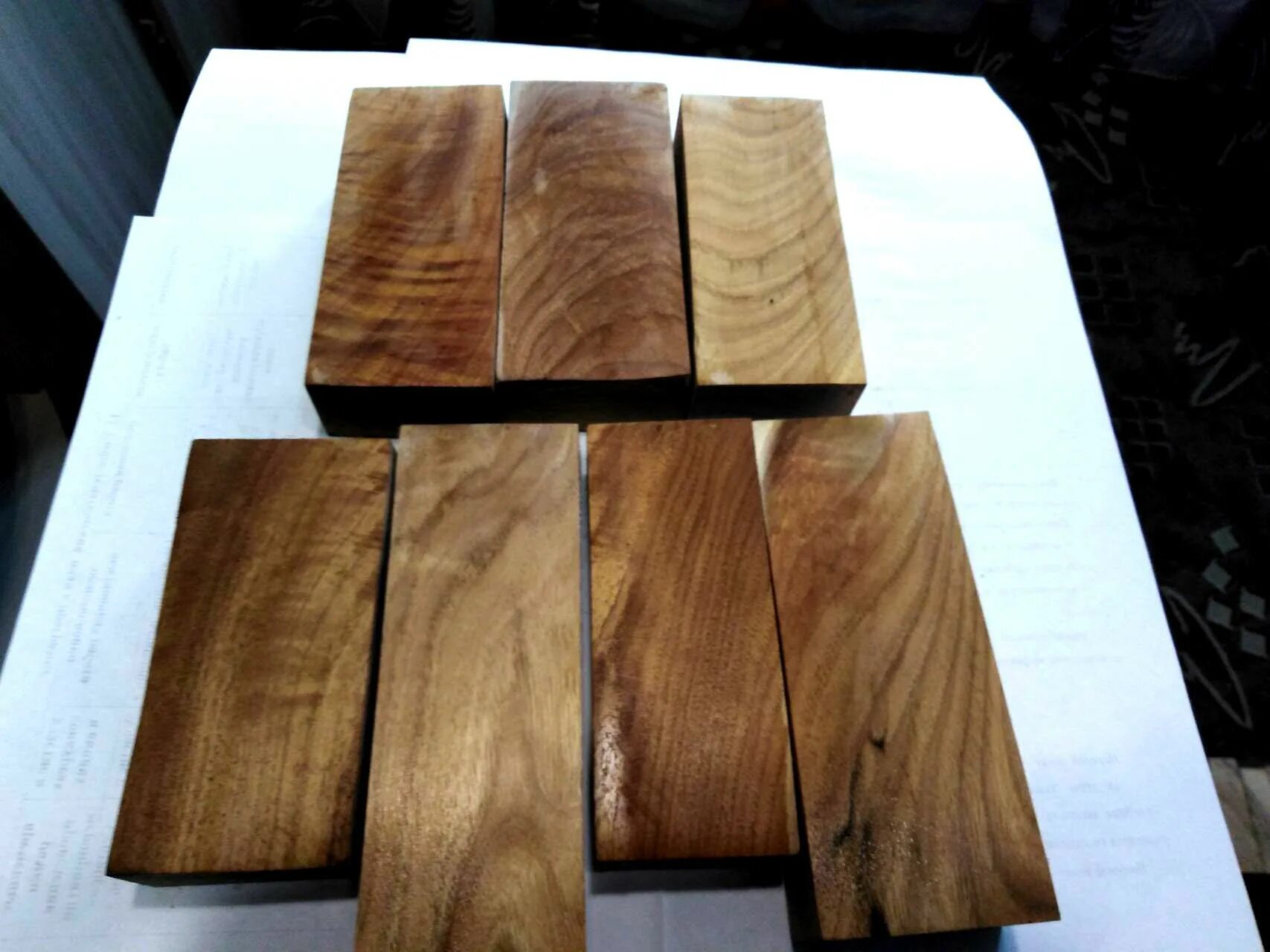 ясень срез. древесина грецкого ореха спил. слэб орех. орешник древесина. распил ореха.