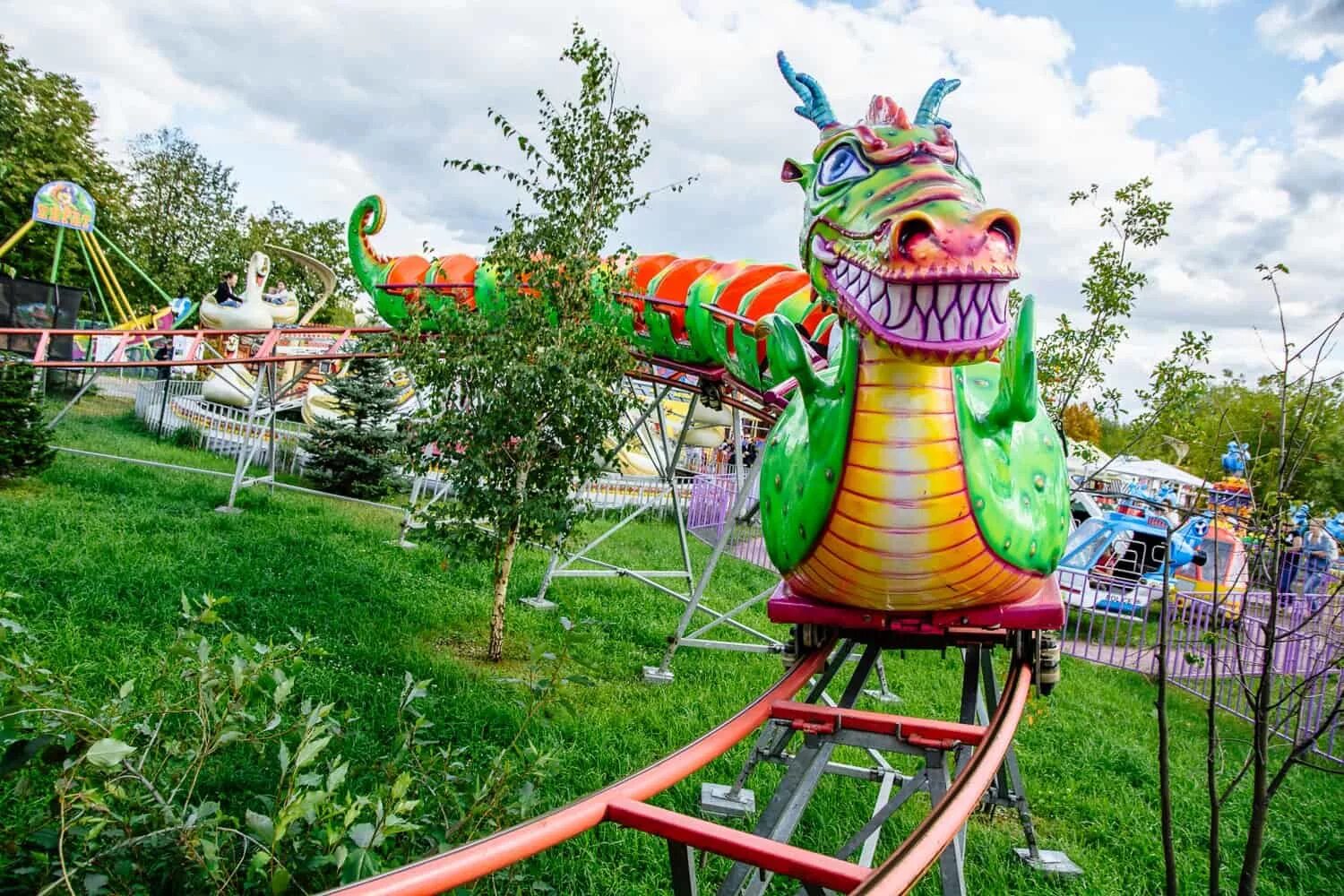 Сказка парк аттракционов в москве аттракционы. Парк горького москва аттракционы 2022. Парк крылатские холмы аттракционы. Крылатское парк аттракционов. Крылатское 18 парк аттракционов.