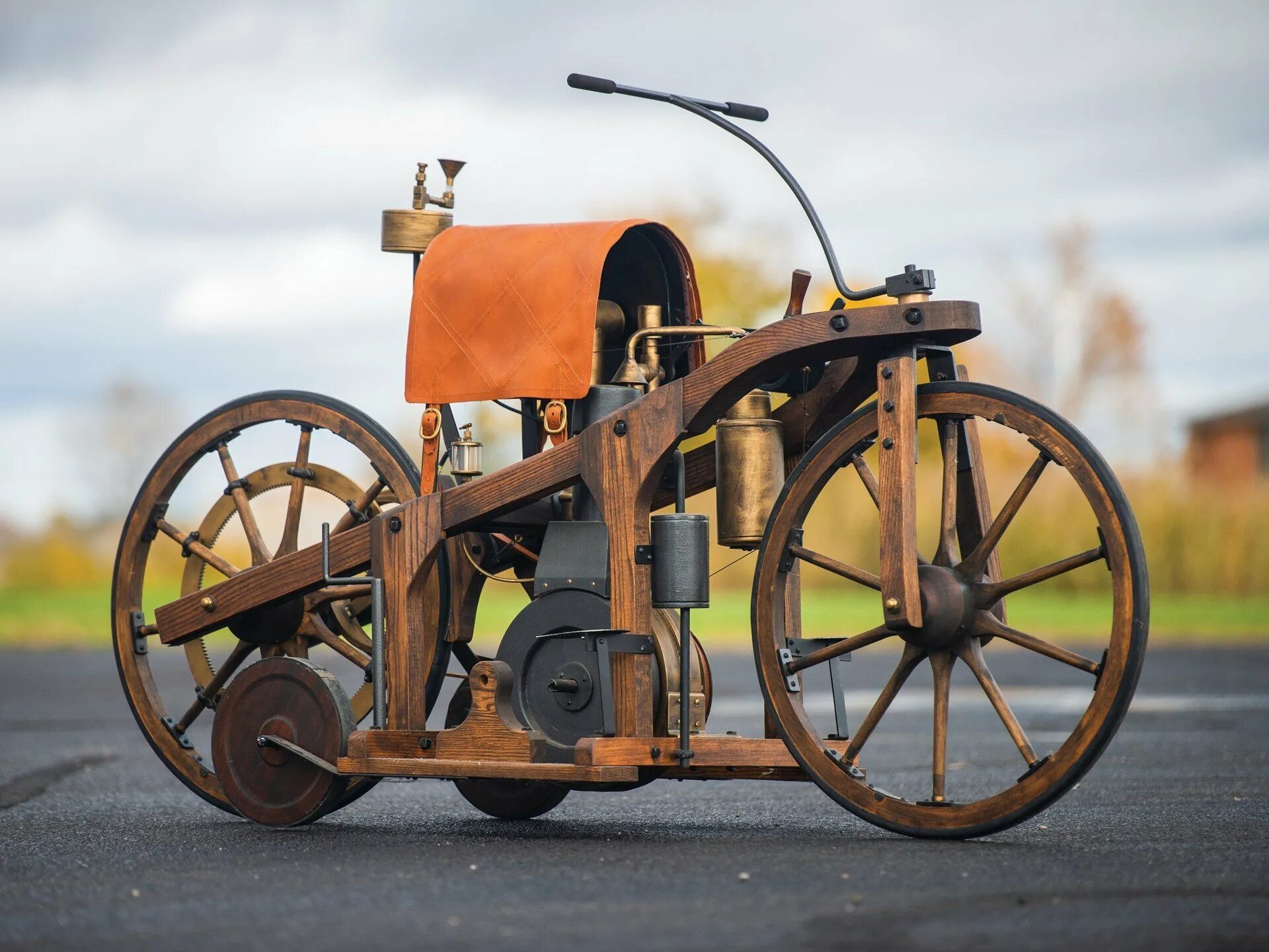 Первый автомобиль внутреннего сгорания. Daimler Reitwagen 1885 мотоцикл. Daimler Reitwagen 1885 мотоцикл Даймлера. Готлиб Даймлер Reitwagen. 1885 — Готлиб Даймлер.