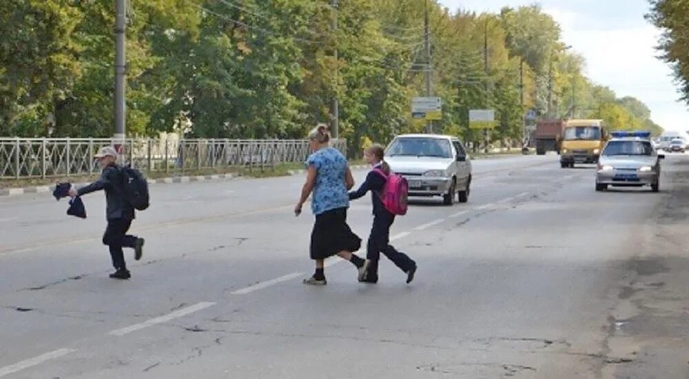 Переход в неположенном месте. Перебегает дорогу в неположенном месте. Пешеход переходит дорогу в неположенном месте. Дети перебегают дорогу в неположенном месте. Штраф за неположенный переход дороги