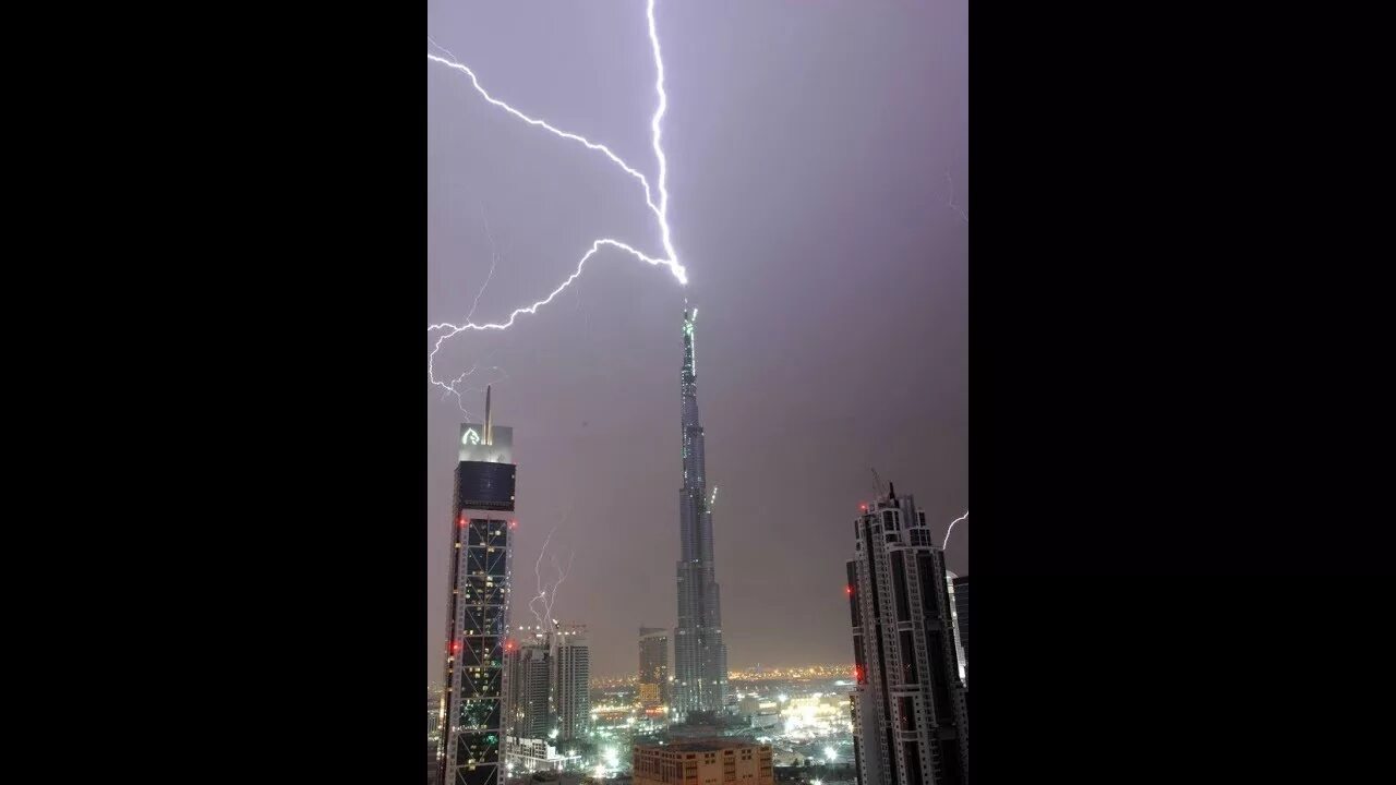 Бурдж халифа молния. Молния Бурдж Халифа. Песчаная буря в Дубае. Бурдж Халифа буря. Бурдж Халифа в песчаную бурю.