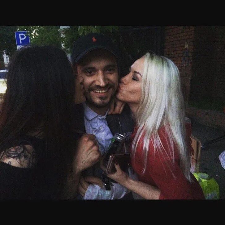 Первая жена паши техника. Девушка Паши техника.